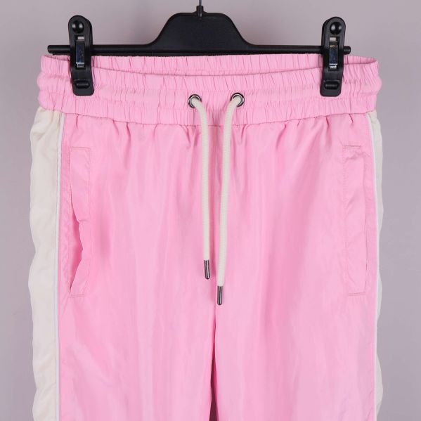 Närbild på midja med dragsko och fickor fram