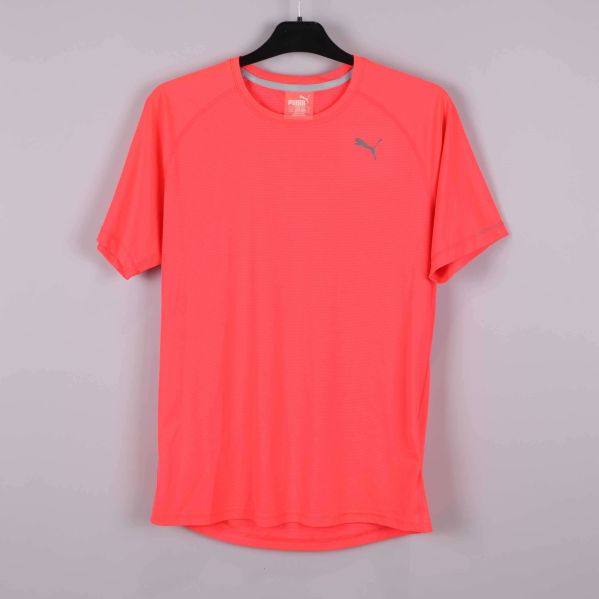 Framsida av korallfärgad t-shirt med Puma-logga