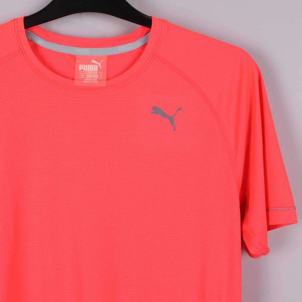 Detaljbild av axel och bröst med reflexlogga