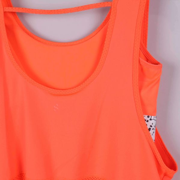 Närbild på halsringning och detalj vid armhål