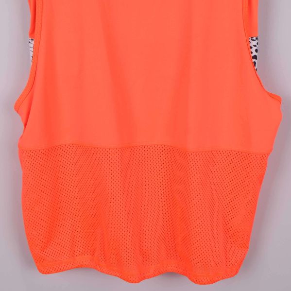 Närbild på meshparti längst ner på linnet