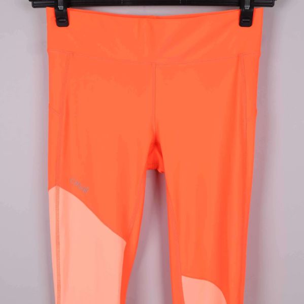 Närbild på midja och logga Casall på tightsen