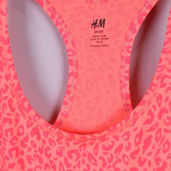 Närbild på insida rygg och H&M SPORT-tryck