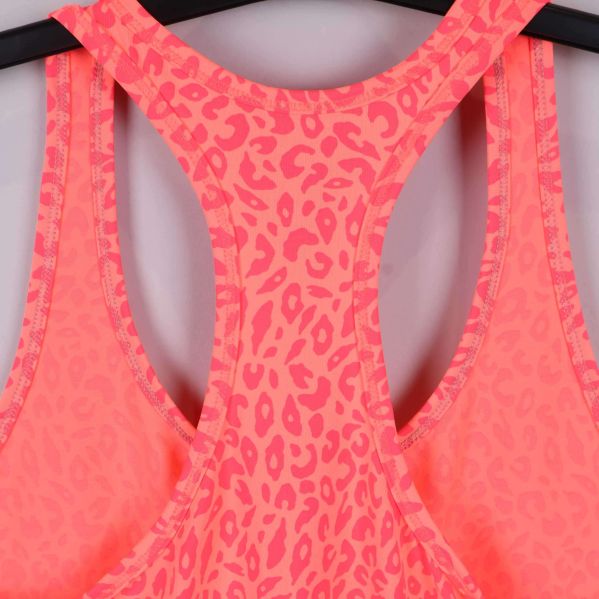 Närbild av rygg med racerback och djurmönster