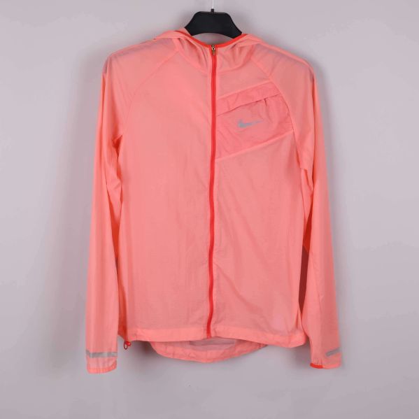 Aprikos sportjacka från Nike sedd framifrån med huva