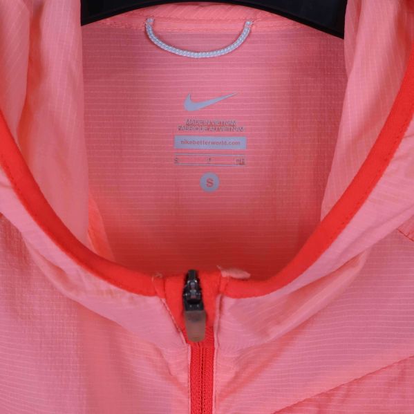 Närbild på etikett och insida av Nike-jackan