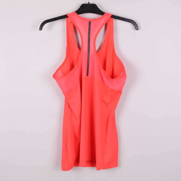 Baksida av korallfärgat linne med mesh och reflexdetalj