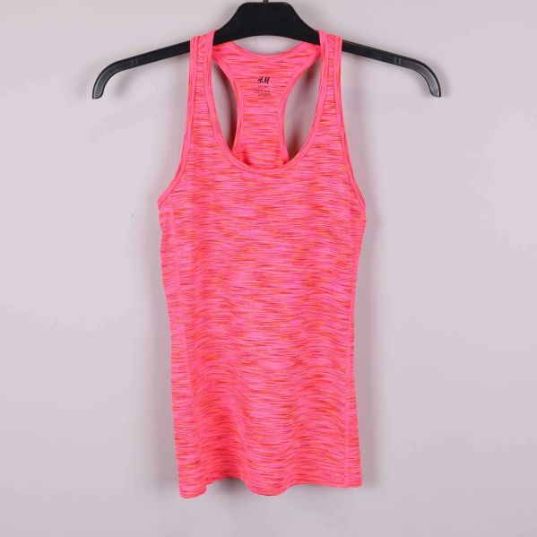 Framsida av rosa och orange sportlinne på galge