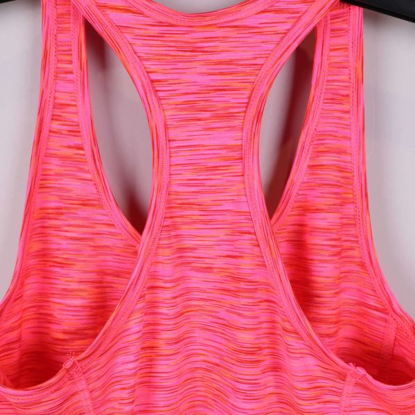 Närbild på baksidans axelparti och tygstruktur