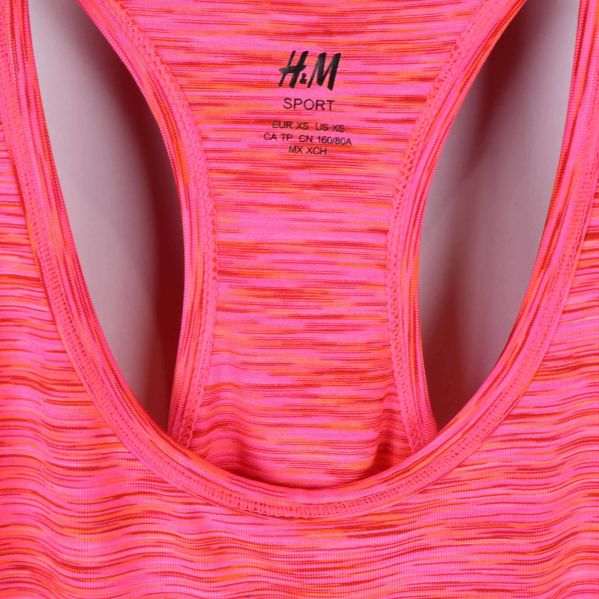 Tryckt H&M Sport-logotyp på insidan av linnet