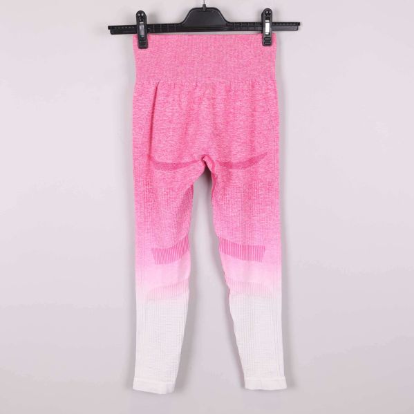 Baksida av rosa-vita tights på galge