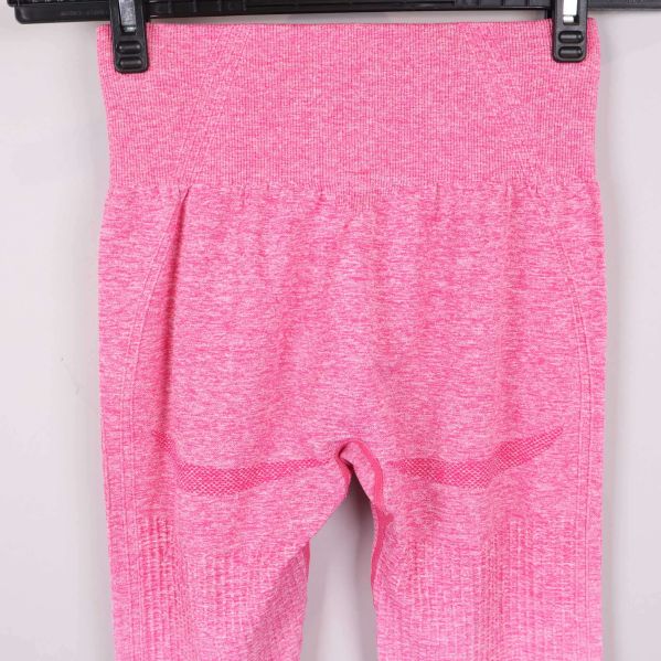 Närbild på rosa sömlös tights upptill