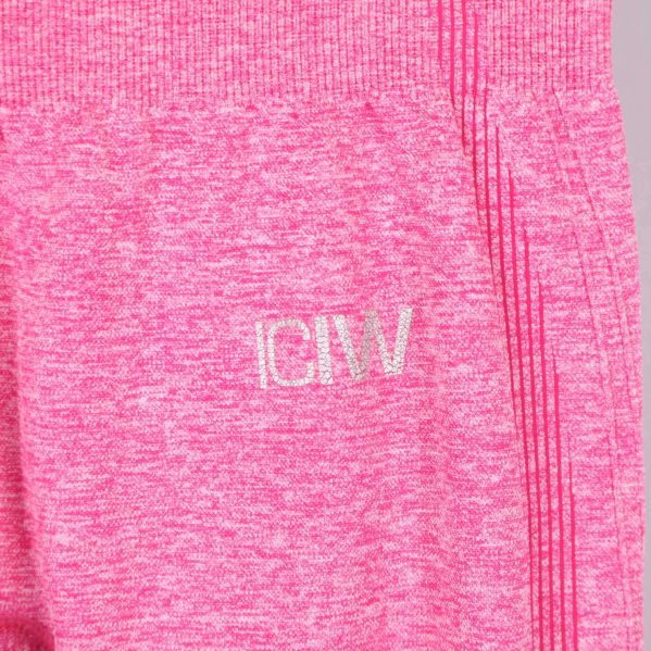 Närbild på ICANIWILL logga i vitt på ben