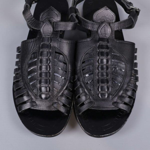 Sandaler med lädermönster på ovansidan foten