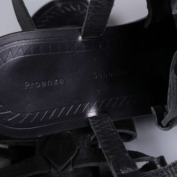 Proenza Schouler, inristad text i lädersandalen