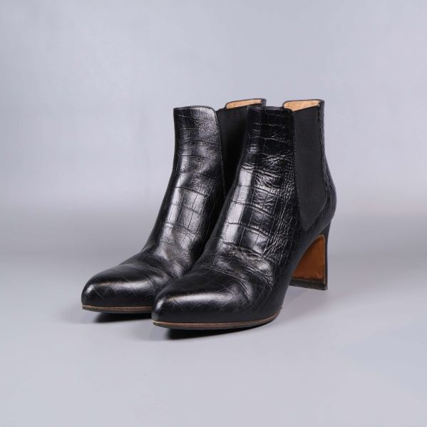 Svarta boots med klack, spetsig tå och krokopräglad ovandel