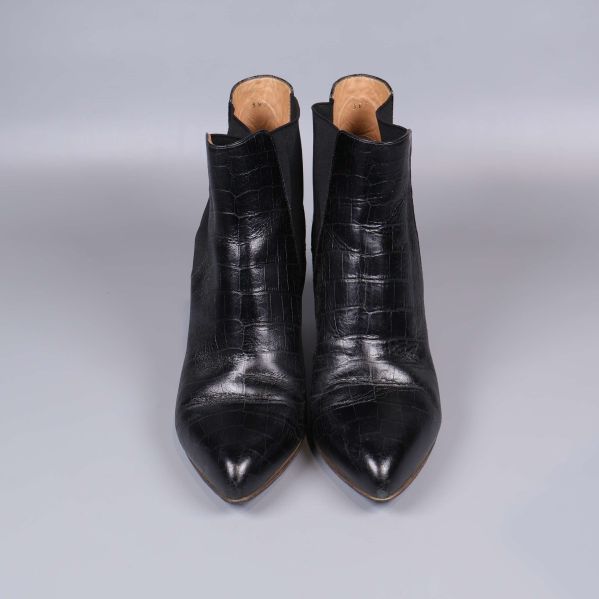 Framsida av spetsiga boots 