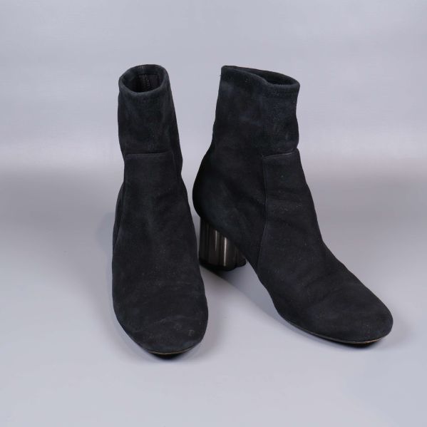 Svart mockastövlett sedd uppifrån och snett framifrån