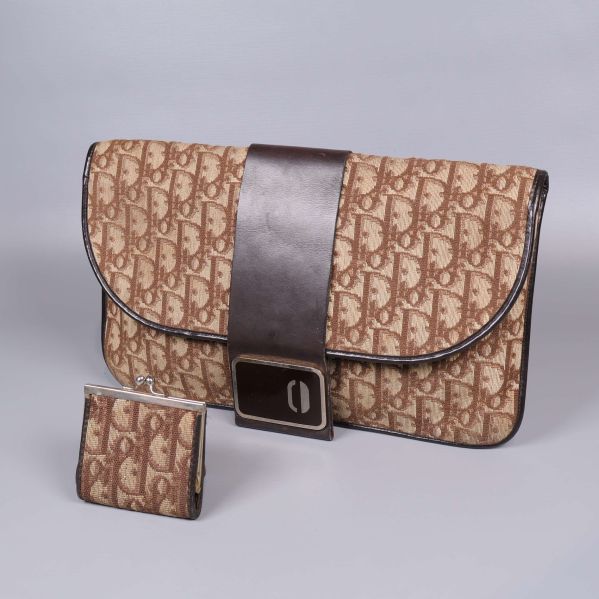 Väska och plånbok i brunt monogrammönster med spänne