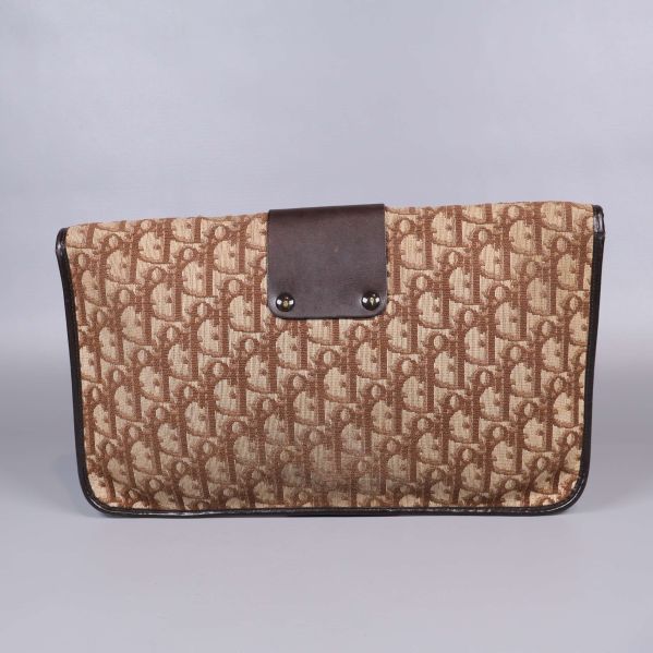 Baksidan av väskan med monogram och spänndetalj