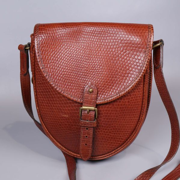 Närbild på väskans präglade yta och spänne