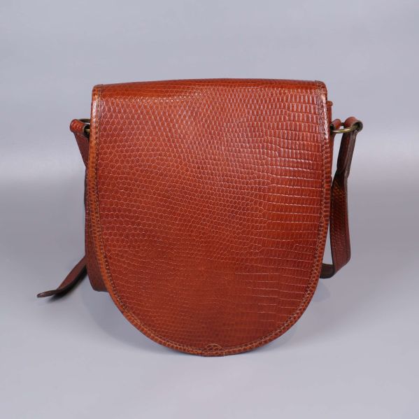 Baksidan av den bruna axelremsväskan 