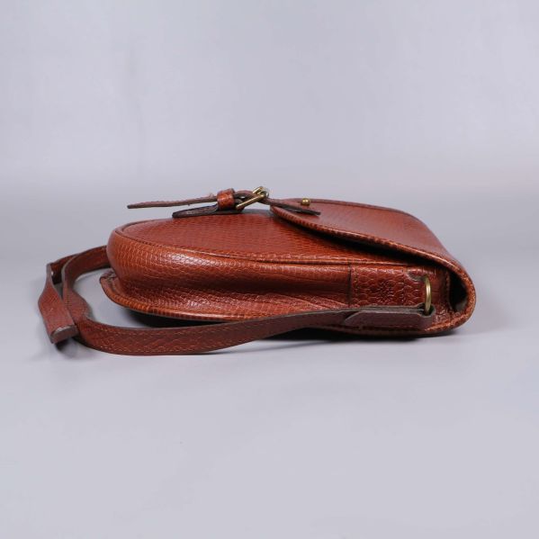 Väskan i liggande position visar smal form från sidan