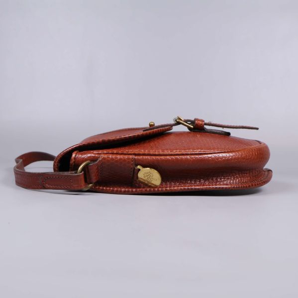 Väskan liggande med synliga metallfästen i sidan