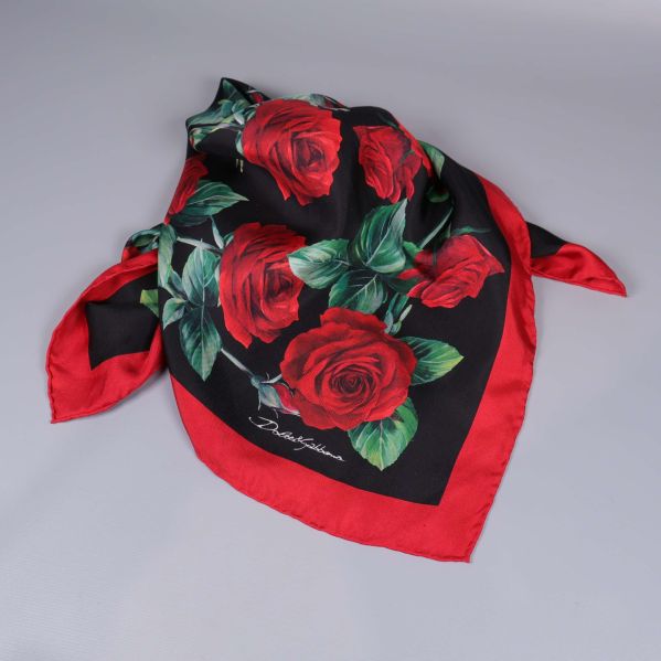 Scarf stylad lätt knuten och rosor synliga