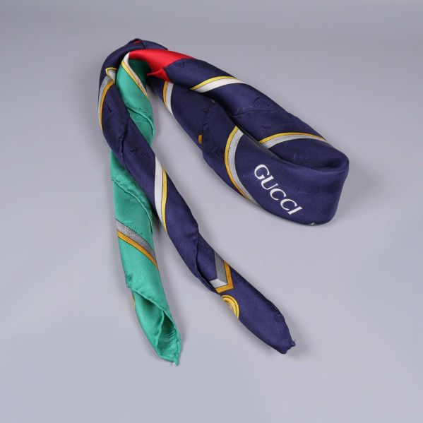 Scarf ihoprullad och visar färgövergång