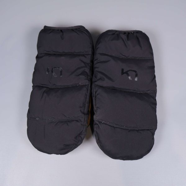 Översikt av båda svarta tumvantar framifrån