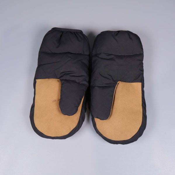 Tumvantar med tydlig bild på beige mockaliknande undersida