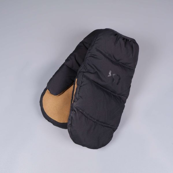 Vadderade tumvantar med beige mockaliknande innersida synlig