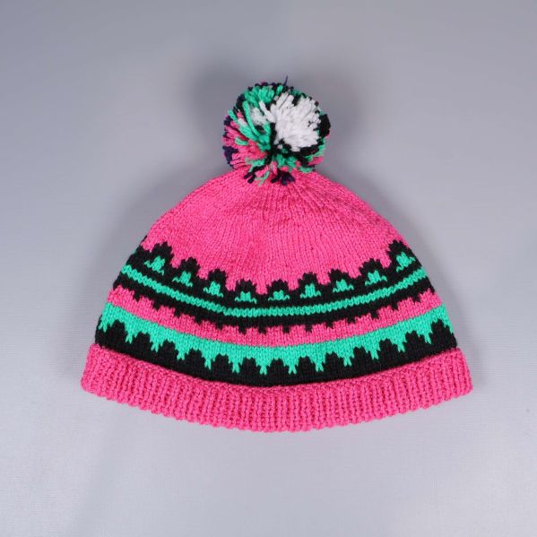 Stickad mössa med rosa, svart och grön tofs