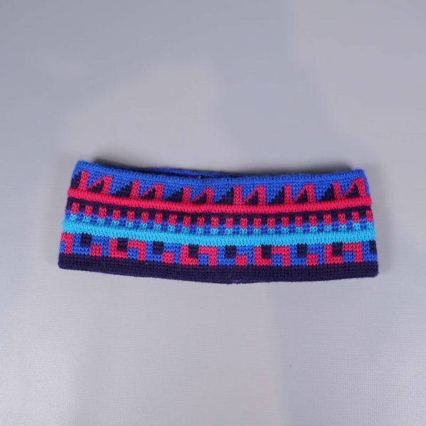 Stickat pannband med blått och rött geometriskt mönster