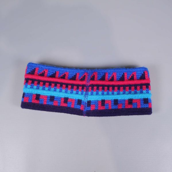 Stickat pannband visat från baksidan, blå och röda färger