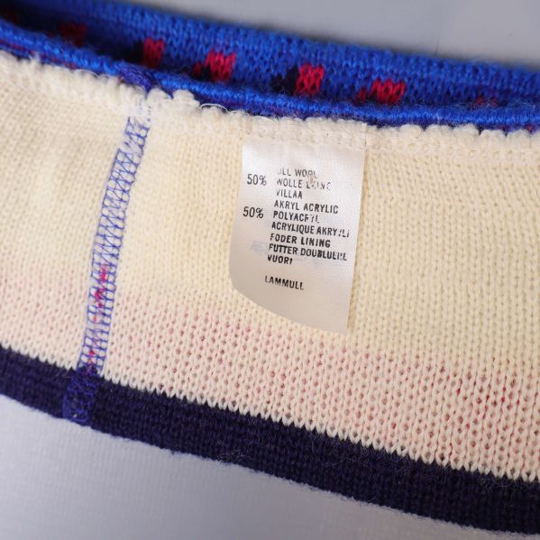 Materiallapp med information om ull och akryl