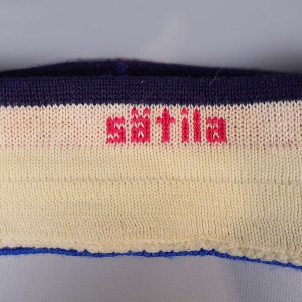 Närbild på insidan med broderad Sätila-logga