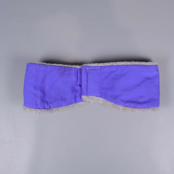 Baksidan av lila pannband med kardborre