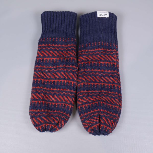 Två tumvantar liggande sida vid sida, blå och röda färger syns