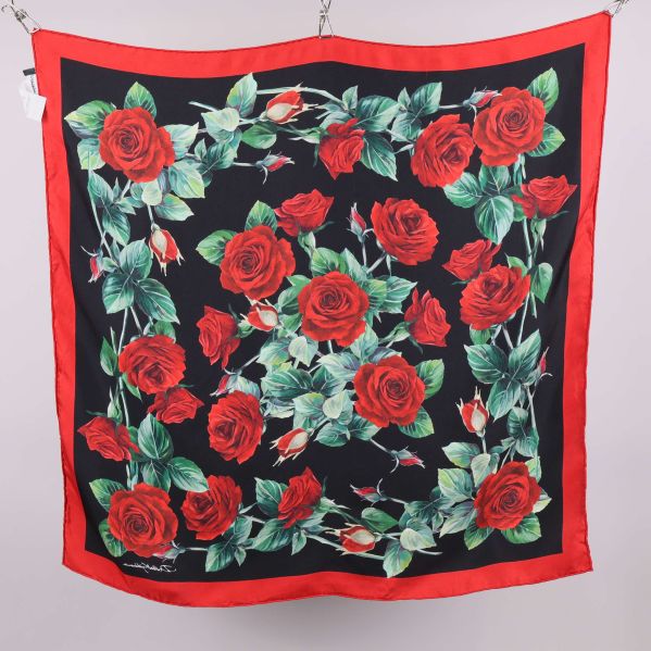 Scarf med rosonster fotad avigsida