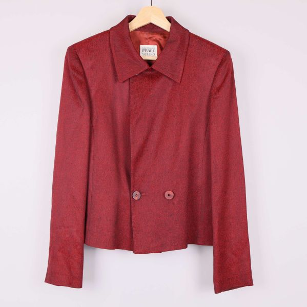 Röd kavaj med dubbelknäppning och klassisk krage framifrån