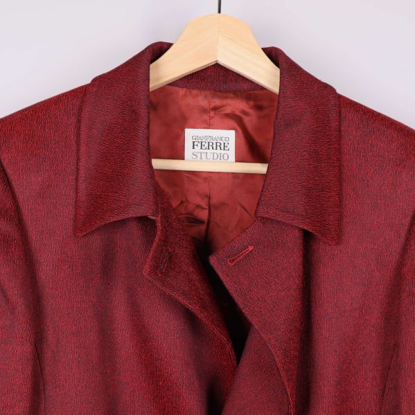 Närbild på krage och knäppning samt etikett inuti kavajen