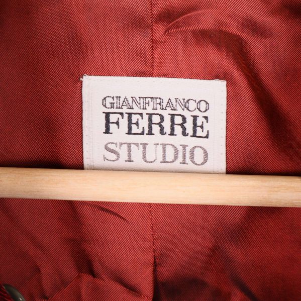 Gianfranco Ferre Studio etikett på röd kavaj