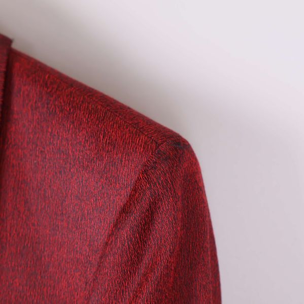 Närbild på axelområdet med tydlig textur på tyget