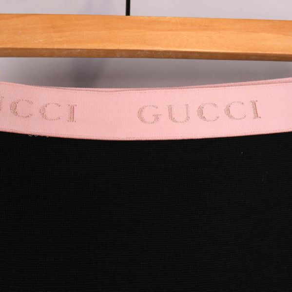 Närbild på rosa GUCCI-band 