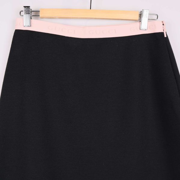 Svart kjol med rosa midjeband bakifrån