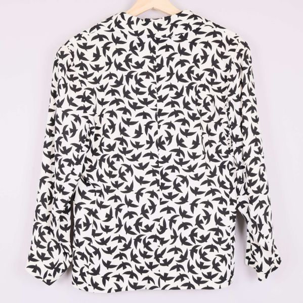 Baksidan av svartvit kavaj med fågelmönster