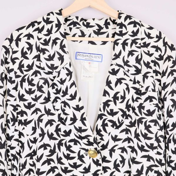 Kavaj med närbild av krage och etikett Yves Saint Laurent Variation