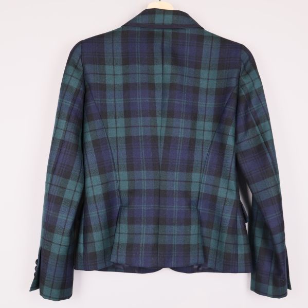 Baksida av rutig kavaj med markerad midja